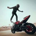 motociclista-fazendo-uma-acrobacia-em-sua-moto-motociclista-fazendo-uma-acrobacia-dificil-e-perigosa
