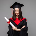 Diploma menina com diploma na mao