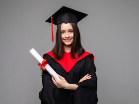 Diploma menina com diploma na mao